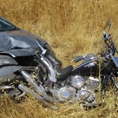 Estado en el que quedaron el turismo y la moto tras el accidente Estado en el que quedaron el turismo y la moto tras el accidente
