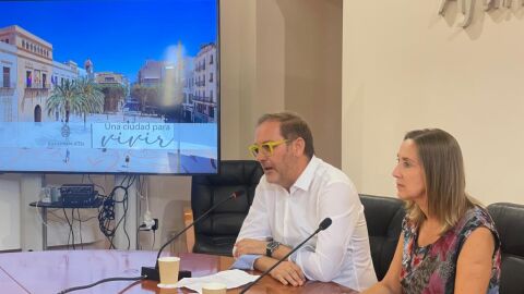 María José Martínez y Miguel Molina en la presentación de la primera edición del Aula de Debate en Elche. María José Martínez y Miguel Molina en la presentación de la primera edición del Aula de Debate en Elche.