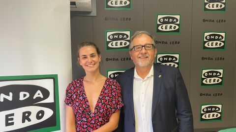 El presidente de la Diputaci&oacute;n, Pepe Mart&iacute;, junto a la periodista Marta Fullera. 