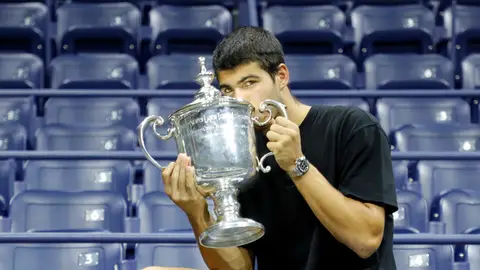 Carlos Alcaraz posa con el trofeo de campeón del US Open