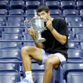 Carlos Alcaraz posa con el trofeo de campeón del US Open