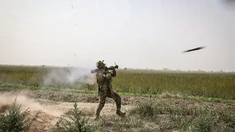 Un soldado ruso lanza un cohete antitanques.