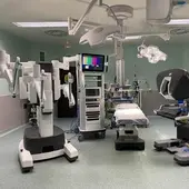 Interior de un quirófano con los elementos de cirugía robótica Interior de un quirófano con los elementos de cirugía robótica