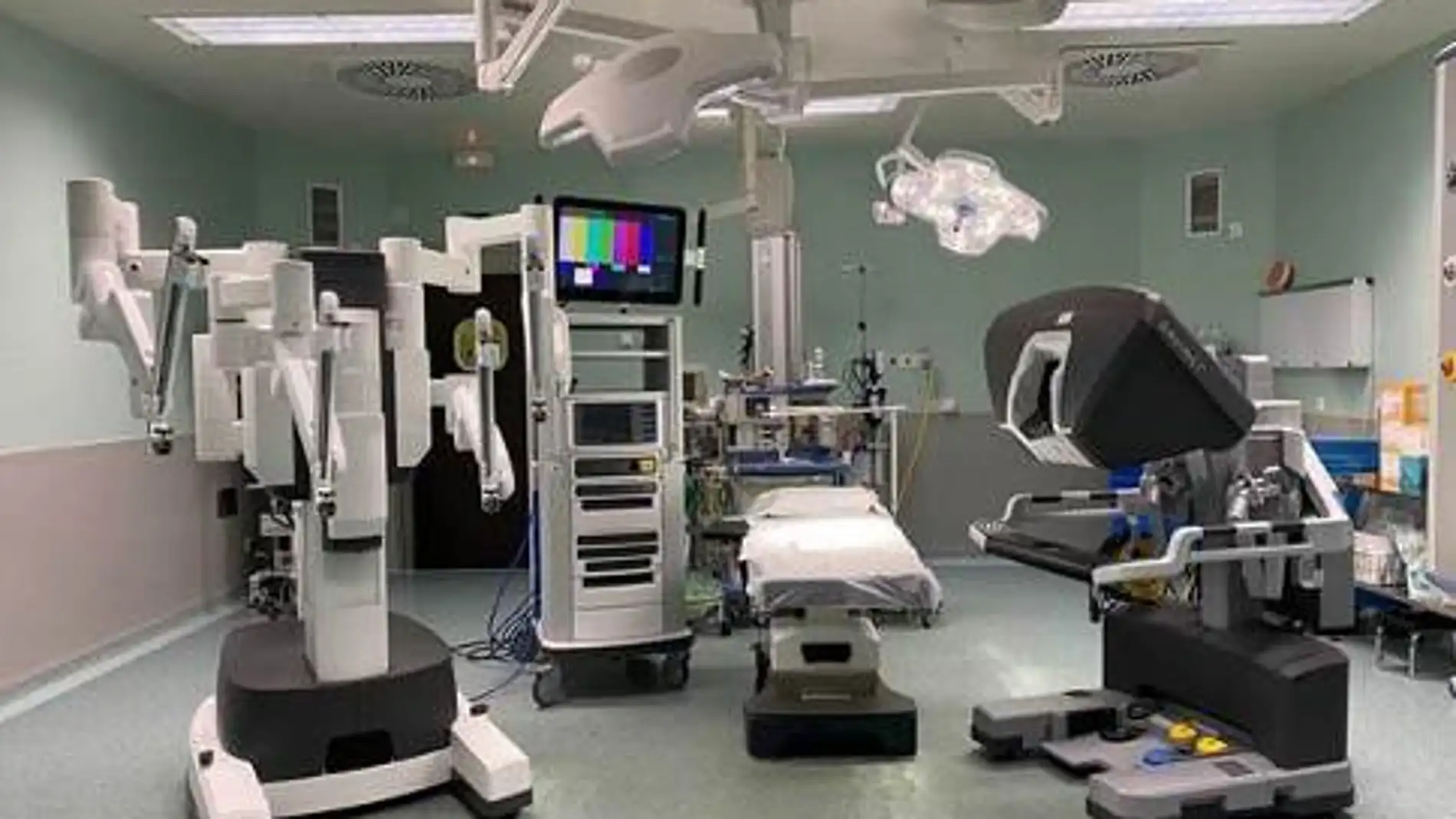 Interior de un quirófano con los elementos de cirugía robótica