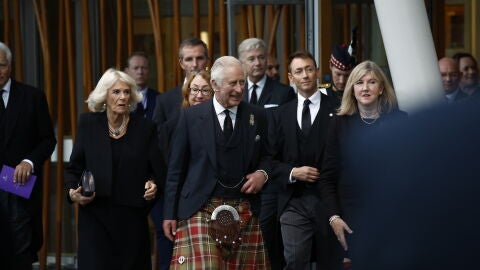 Carlos III a su salida del Parlamento escoc&eacute;s
