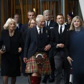 Carlos III a su salida del Parlamento escocés