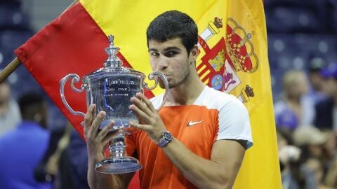 Carlos Alcaraz con su título del Open USA