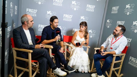 El equipo de 'En los m&aacute;rgenes', con Luis Tosar, Juan Diego Botto y Pen&eacute;lope Cruz, durante su entrevista con Kin&oacute;tico y Fred Film Radio en la Mostra de Venecia
