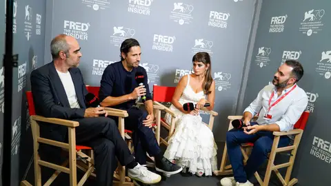 El equipo de 'En los márgenes', con Luis Tosar, Juan Diego Botto y Penélope Cruz, durante su entrevista con Kinótico y Fred Film Radio en la Mostra de Venecia El equipo de 'En los márgenes', con Luis Tosar, Juan Diego Botto y Penélope Cruz, durante su entrevista con Kinótico y Fred Film Radio en la Mostra de Venecia