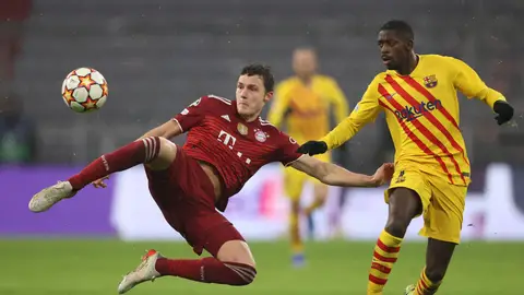 Pavard y Dembelé pelean por un balón en el Bayern - Barça de la temporada 21-22