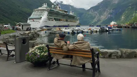 Una imagen de archivo en la que un par de personas mayores observan un crucero
