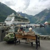 Una imagen de archivo en la que un par de personas mayores observan un crucero