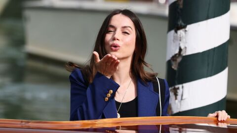 La actriz Ana de Armas llega al Lido para presentar 'Blonde' en la secci&oacute;n oficial de la Mostra de Venecia