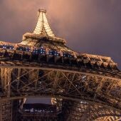 Imagen de archivo de la Torre Eiffel iluminada, tomada desde el pie del monumento. 