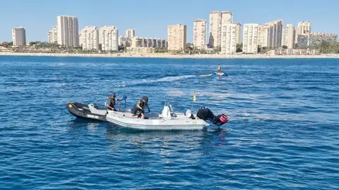 La Guardia Civil de Alicante aborda la embarcación que estaba sin control