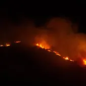La Junta de Andalucía ha decretado esta noche el nivel 1 del Plan de Emergencias por Incendios Forestales debido al fuego que permanece activo desde el jueves pasado en la zona de Los Guájares (Granada), y han sido confinados los núcleos poblacionales de Acebuches e Ízbor. La Junta de Andalucía ha decretado esta noche el nivel 1 del Plan de Emergencias por Incendios Forestales debido al fuego que permanece activo desde el jueves pasado en la zona de Los Guájares (Granada), y han sido confinados los núcleos poblacionales de Acebuches e Ízbor.