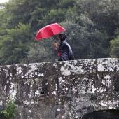 Una mujer protegiéndose de la lluvia