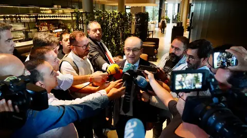 El presidente del Sevilla, Pepe Castro, atendiendo a los medios.