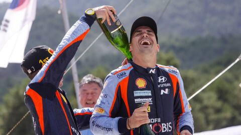 Dani Sordo celebra el podio del Rally Acr&oacute;polis