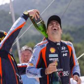 Dani Sordo celebra el podio del Rally Acrópolis