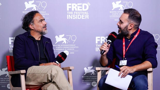 El director Alejandro González Iñárritu, durante su entrevista con Kinótico en el set de Fred Film Radio, en la Mostra de Venecia
