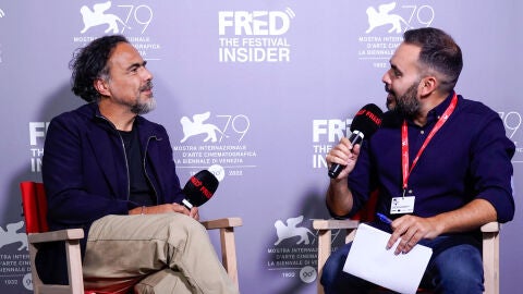 El director Alejandro Gonz&aacute;lez I&ntilde;&aacute;rritu, durante su entrevista con Kin&oacute;tico en el set de Fred Film Radio, en la Mostra de Venecia