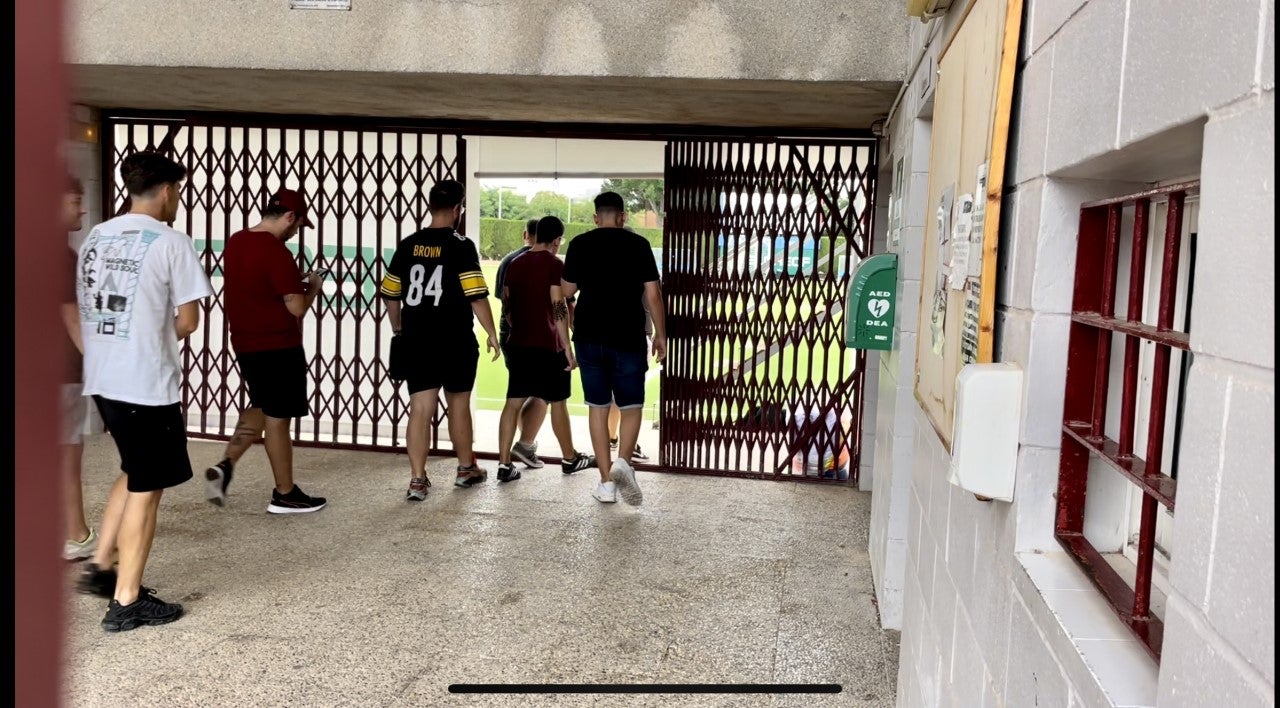 Seguidores del Elche acceden al entrenamiento del equipo tras la imagen ante el Athletic Club Seguidores del Elche acceden al entrenamiento del equipo tras la imagen ante el Athletic Club