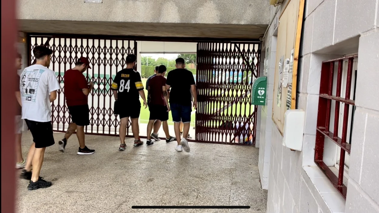 Aficionados del Elche acuden al entrenamiento para animarles a la reacción tras sumar sólo un punto en las cinco primeras jornadas Aficionados del Elche acuden al entrenamiento para animarles a la reacción tras sumar sólo un punto en las cinco primeras jornadas