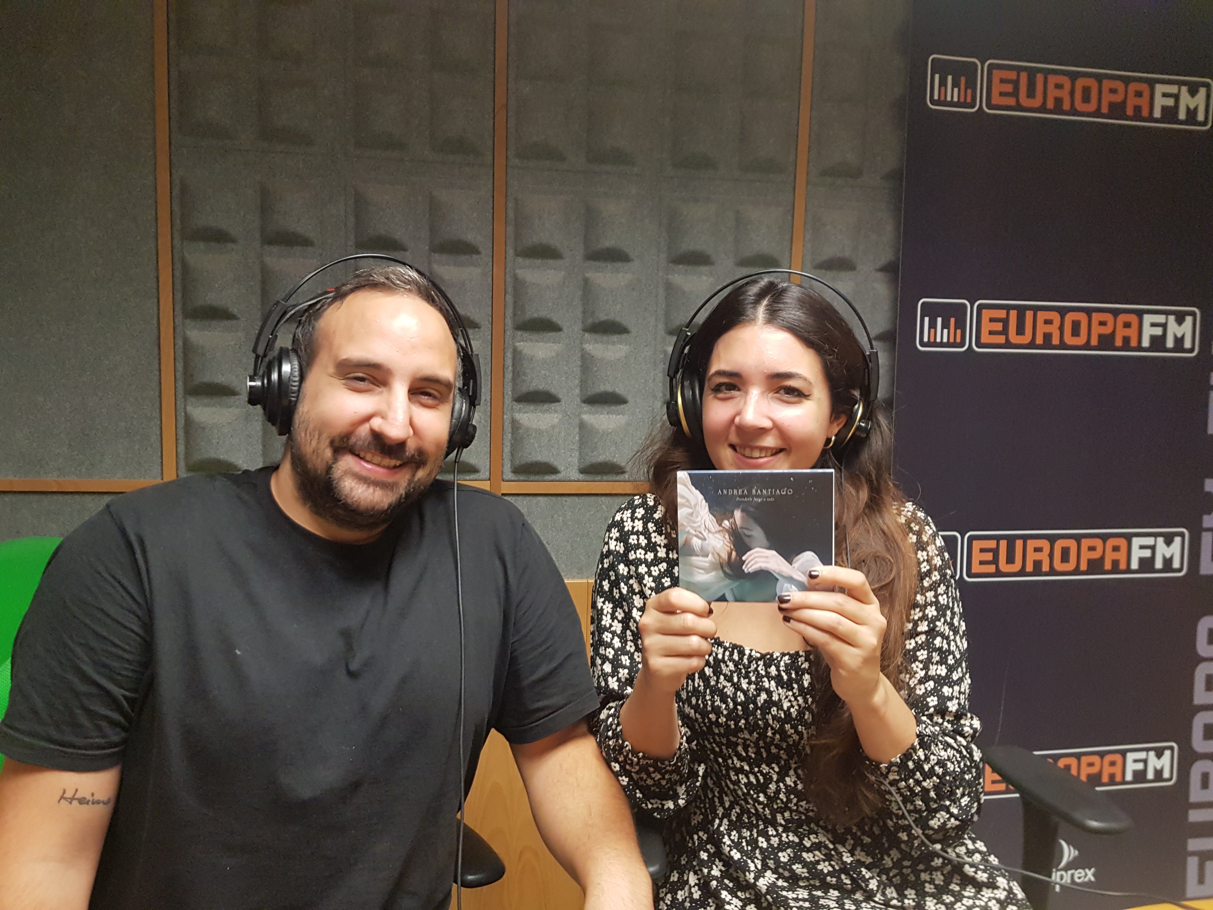 Andrea Santiago presenta "Prenderle fuego a todo", su primer CD Andrea Santiago presenta "Prenderle fuego a todo", su primer CD