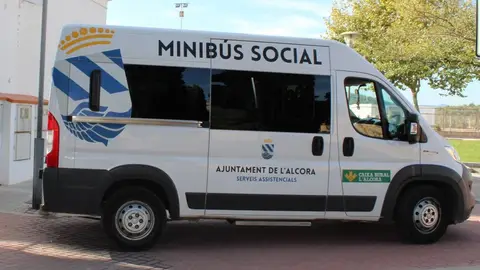 Alcora amplia horario y prestaciones del minibús social municipal