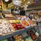 Archivo - Un puesto de frutas y verduras de un mercado. Archivo - Un puesto de frutas y verduras de un mercado.