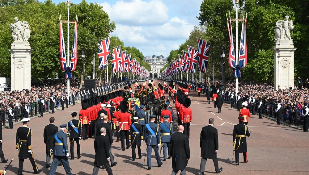 El cortejo fúnebre de Isabel II sale de Buckingham Palace dirección Westminster