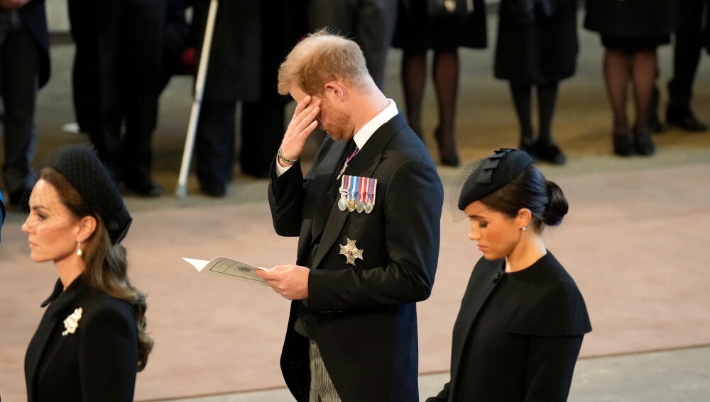 El nieto de Isabel II Harry, duque de Sussex, visiblemente emocionado en la ceremonia fúnebre de Isabel II