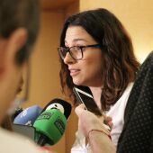 La vicepresidenta y portavoz del Consell, Aitana Mas, atiende a los medios en Les Corts.