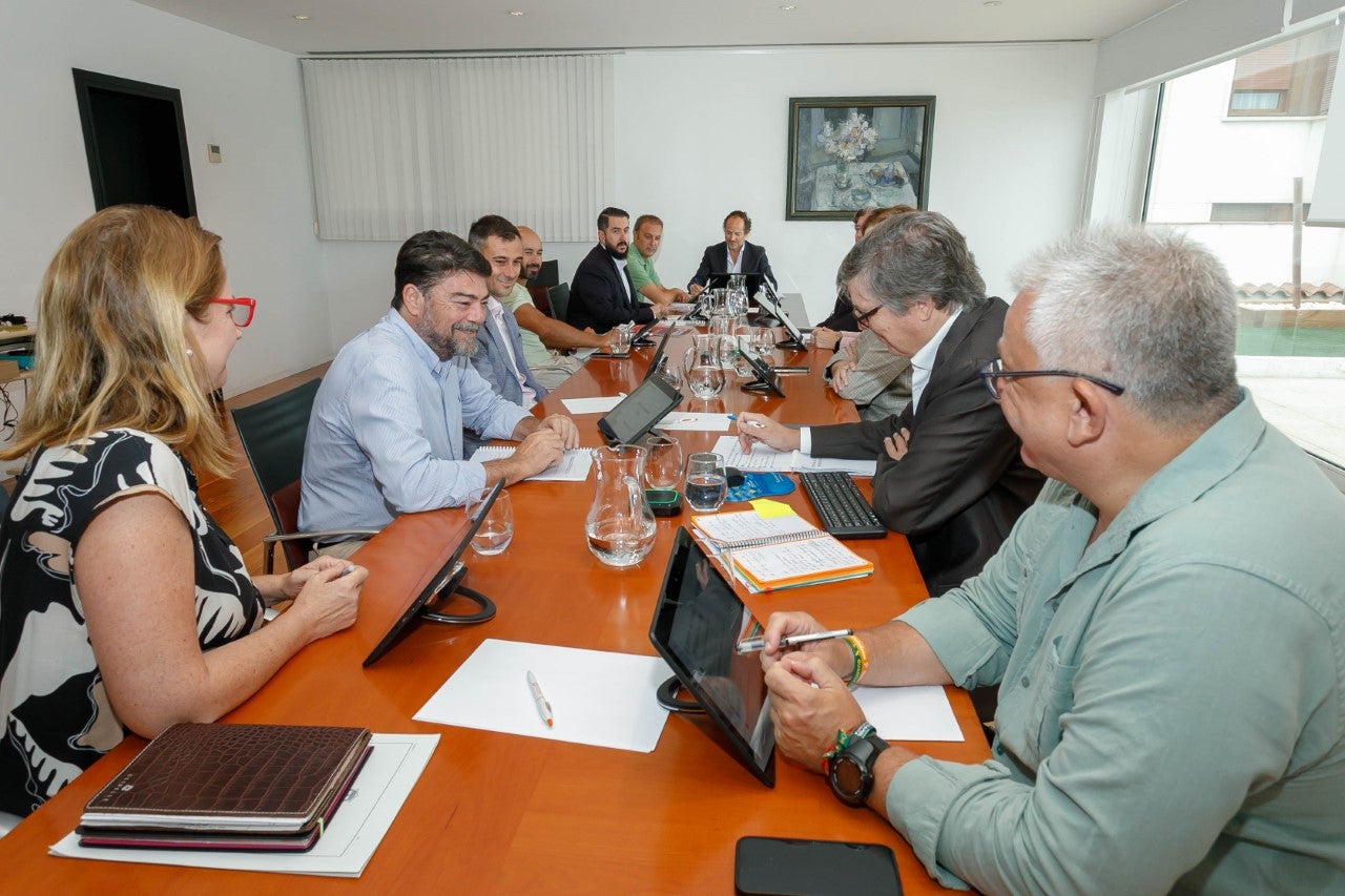 Aguas de Alicante revisa su fondo social para este año y destina medio millón de euros para ayudar a las familias más vulnerables Aguas de Alicante revisa su fondo social para este año y destina medio millón de euros para ayudar a las familias más vulnerables