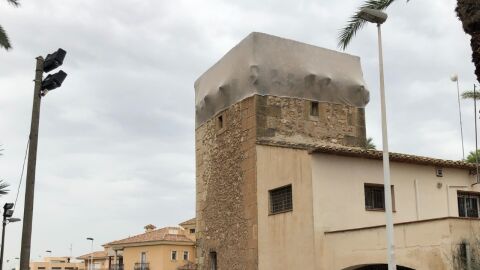Torre de Ressemblanch de Elche cubierta con una red antidesprendimientos.