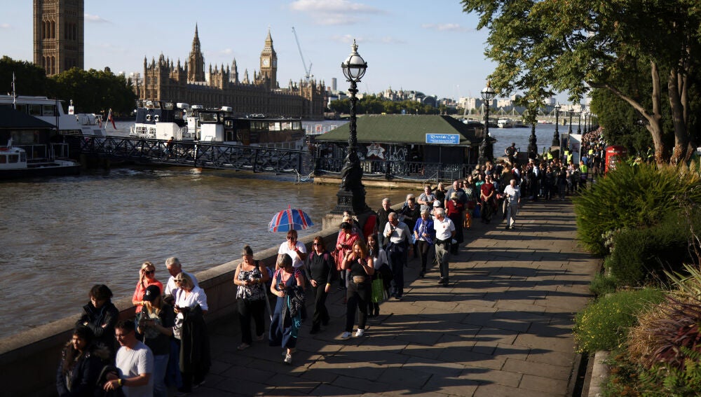 Largas colas en los alrededores de Westminster para visitar la capilla ardiente de Isabel II Largas colas en los alrededores de Westminster para visitar la capilla ardiente de Isabel II
