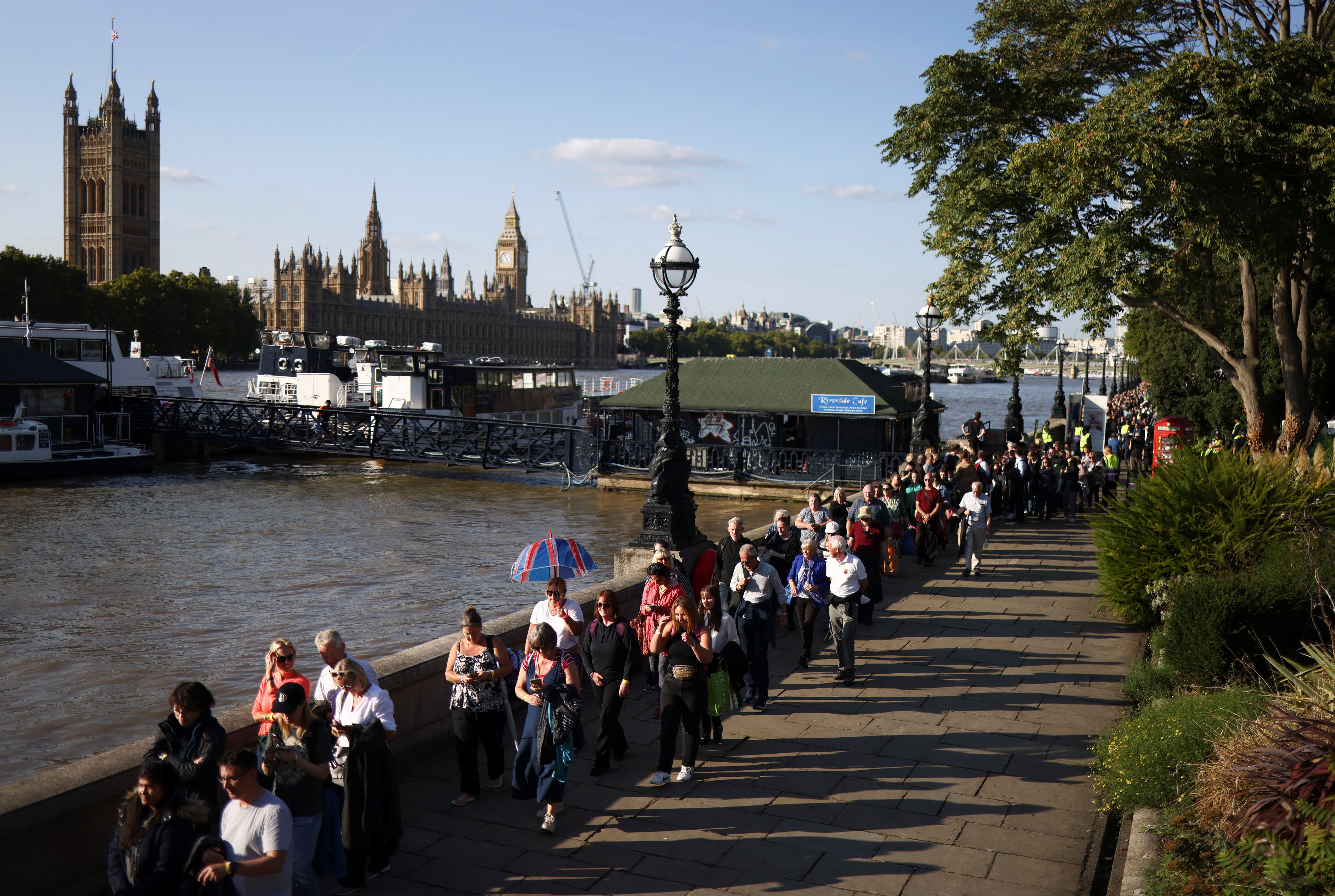 Esta es la longitud de la cola en tiempo real para entrar en la capilla ardiente de Isabel II Esta es la longitud de la cola en tiempo real para entrar en la capilla ardiente de Isabel II