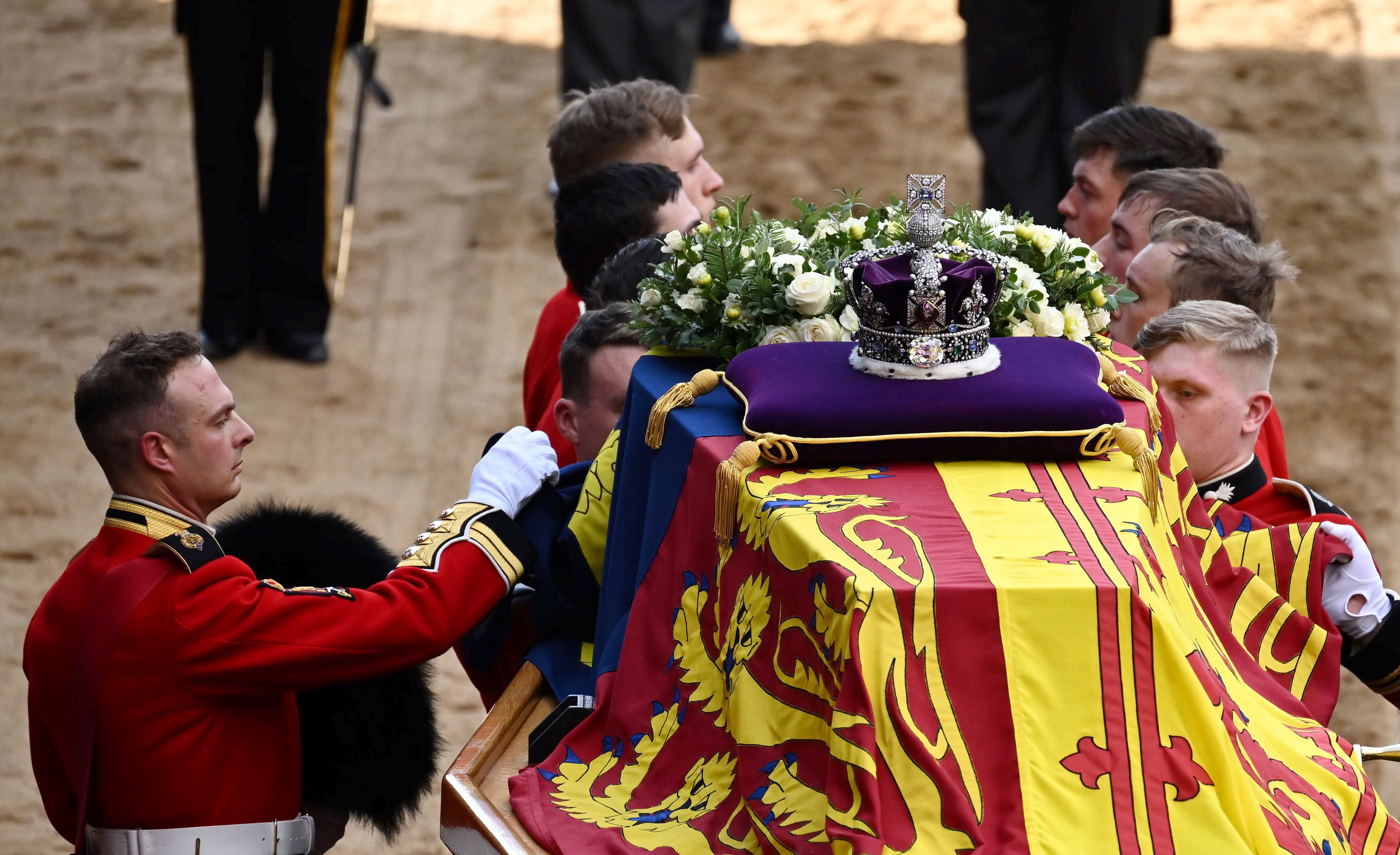 Un funerario explica la técnica para conservar intacto el cuerpo de Isabel II antes de su funeral Un funerario explica la técnica para conservar intacto el cuerpo de Isabel II antes de su funeral