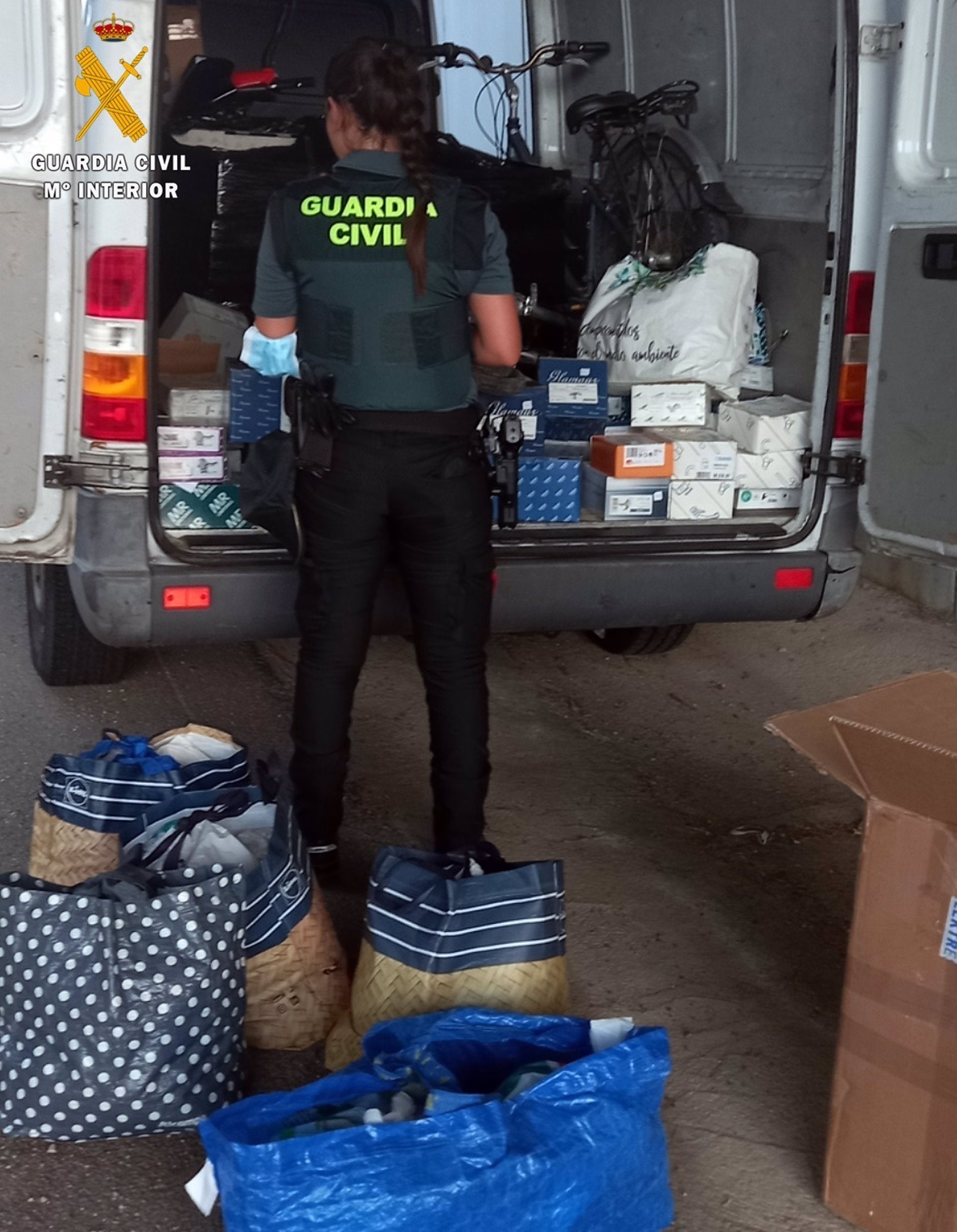 Dos detenidos acusados de traficar con 9.000 sobres de ibuprofeno ocultos entre material de baño Dos detenidos acusados de traficar con 9.000 sobres de ibuprofeno ocultos entre material de baño