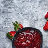 Imagen de archivo de un bol lleno de mermelada de fresa