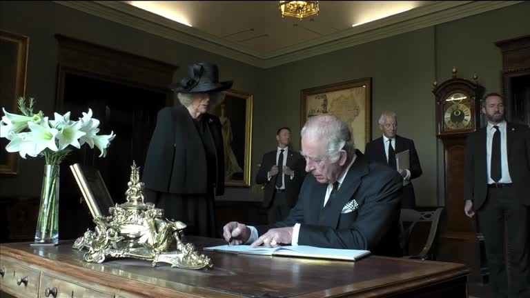 Las formas de Carlos III vuelven a crear polémica: “No puedo soportar esta cosa” Las formas de Carlos III vuelven a crear polémica: “No puedo soportar esta cosa”