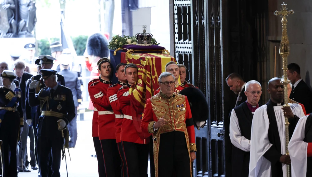 El féretro de Isabel II a su llegada a Westminster Hall