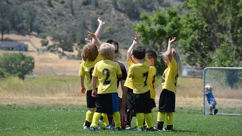 El deporte en la infancia es fundamental para mantener la espalda sana.