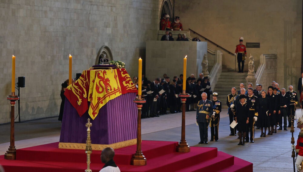 El féretro de Isabel II durante el servicio religioso celebrado en el Palacio de Westminster El féretro de Isabel II durante el servicio religioso celebrado en el Palacio de Westminster