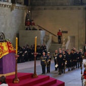 El féretro de Isabel II durante el servicio religioso celebrado en el Palacio de Westminster