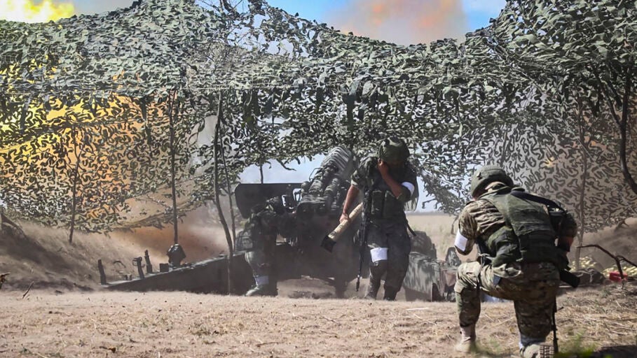 Militares rusos disparan artiller&iacute;a en un lugar no revelado en la regi&oacute;n de Jers&oacute;n, en Ucrania