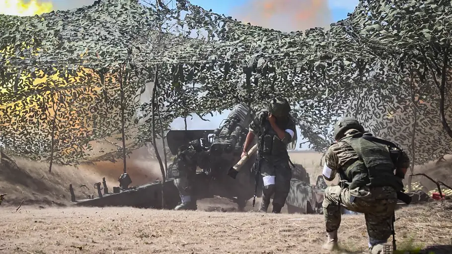 Militares rusos disparan artillería en un lugar no revelado en la región de Jersón, en Ucrania Militares rusos disparan artillería en un lugar no revelado en la región de Jersón, en Ucrania