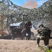 Militares rusos disparan artillería en un lugar no revelado en la región de Jersón, en Ucrania