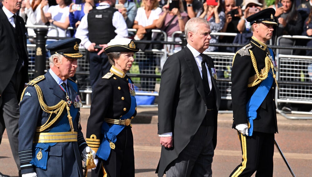 Carlos III en el cortejo fúnebre de Isabel II acompañado de sus hermanos Carlos III en el cortejo fúnebre de Isabel II acompañado de sus hermanos